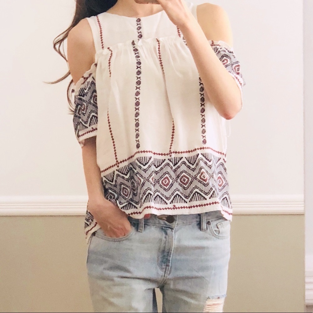 Bloomingdale's Freeway Cold-Shoulder Printed White Casual Top